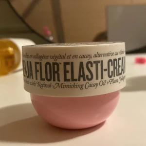 Sol de Janeiro Beija Flor Elasti-Cream - Beija Flor Elasti-Cream från Sol de Janeiro i en söt rosa burk. Denna kroppskräm boostar elasticitet och återfuktar huden . Doft: Cheirosa 68. Perfekt för dig som älskar glow och mjuk hud. Har använt kanske 1 gång säljer för jag har flera. 