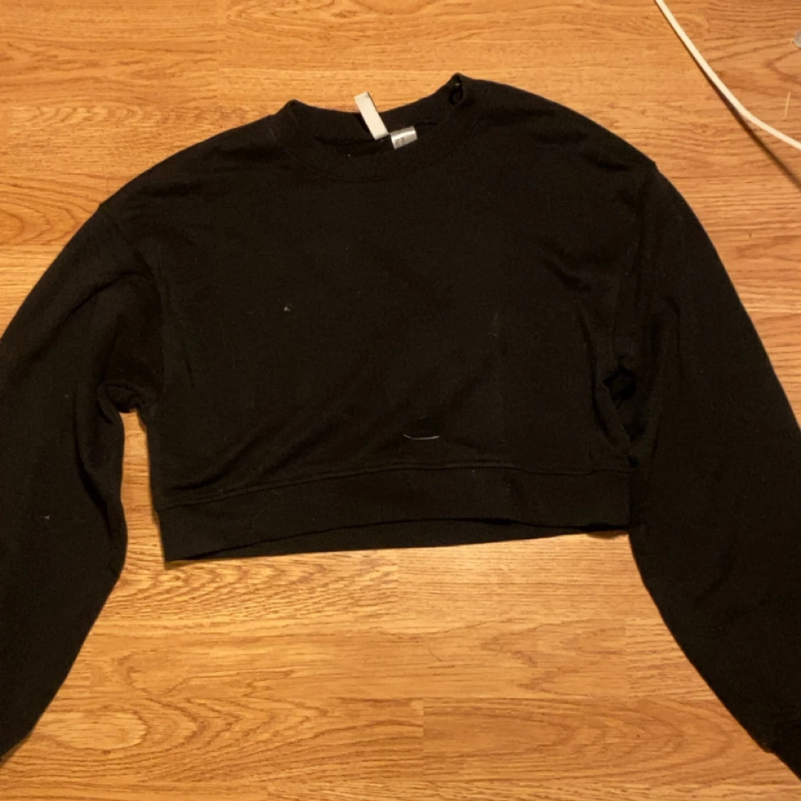 Svart croppad sweatshirt från H&M Divided