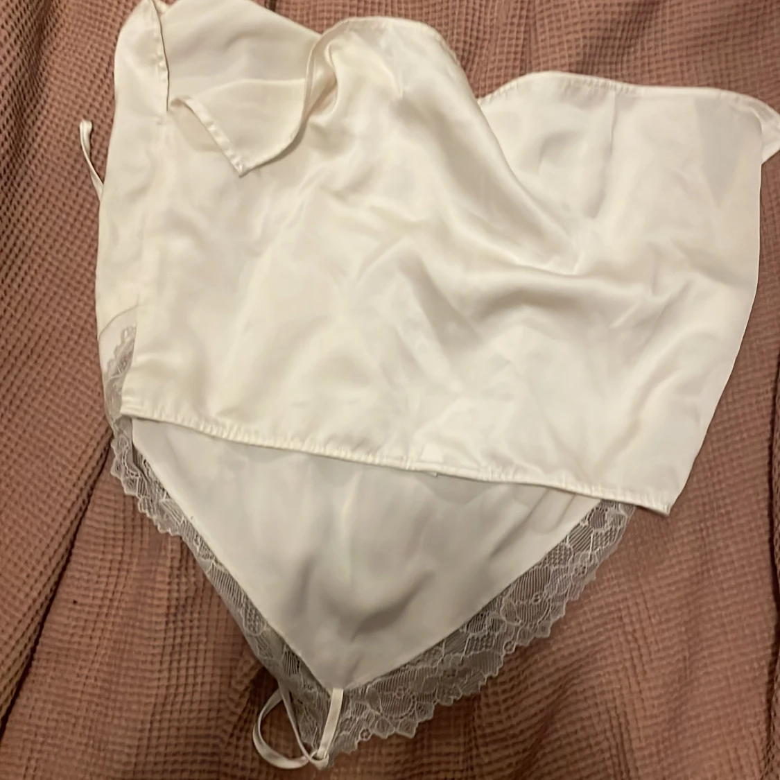 Vit satin tubtopp med spetsdetaljer - 2