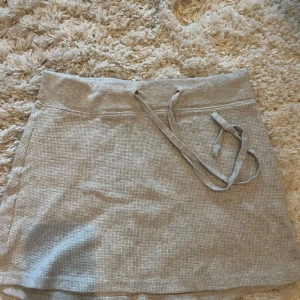 Grå kortkjol från Brandy Melville - Supersöt grå kjol från Brandy Melville, endast testad så den är i mycket bra skick.🩷🩷 det står ingen storlek men passar mig som vanligtvis har xs-s