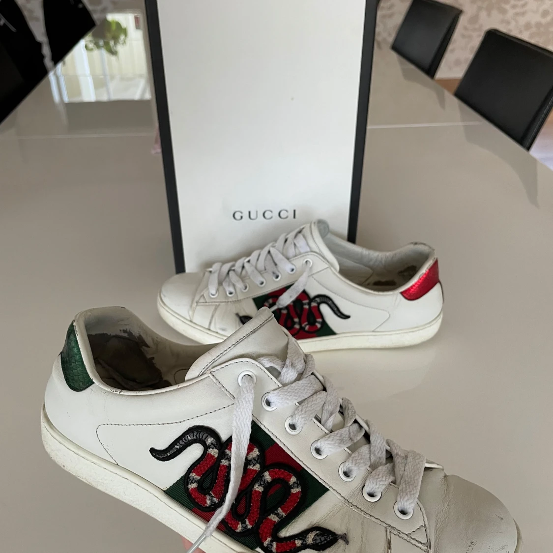 Svarta sneakers med lackad tå och snörning