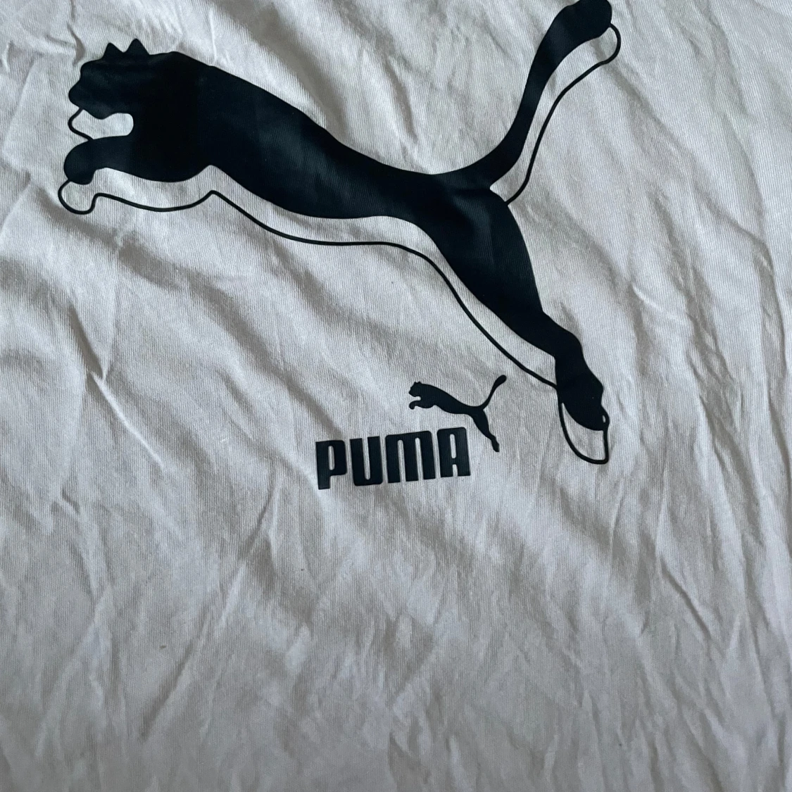 Vit Puma t-shirt med svart logga - 2