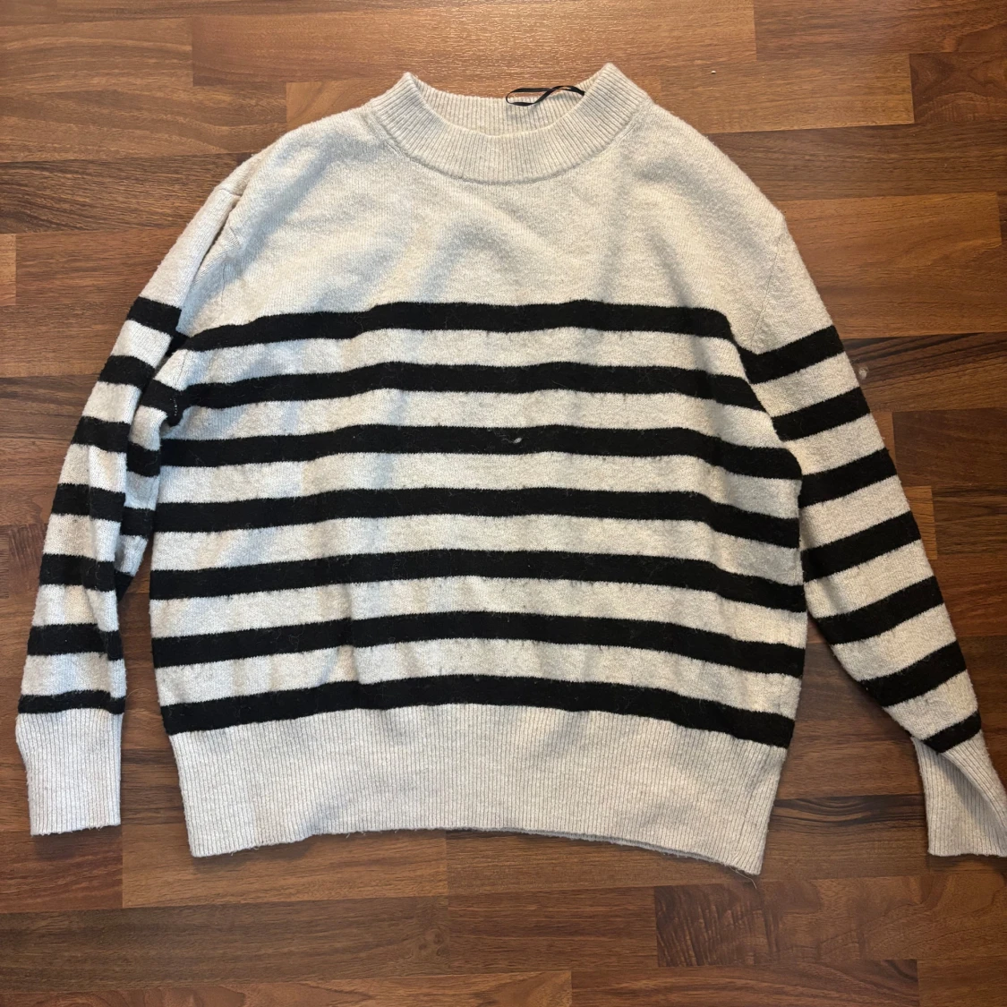 Randig stickad tröja i svart och grått