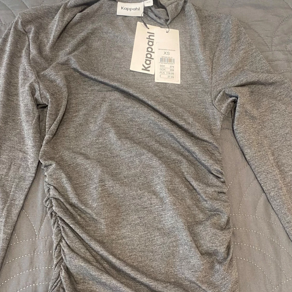 Grå långärmad topp med rynk från Kappahl