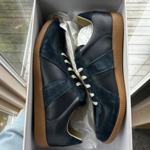 Maison Margielas - Säljer ett par Maison margielas i storlek 43. De är i nyskick och ruggigt snygga. Box och dustbag medföljer såklart. 