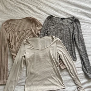 3 pack långärmade tighta tröjor - Alla hela och rena men syns att det inte är nyskick, den rosa har blivit något nopprig som syns om man kollar noga, man kan se det på bild 5. Jag har xs-s i vanliga fall och sitter bra på mig. Bra basicplagg som passar till mycket men kommer inte till användning längre, därav priset. Paketpris - alla för 20 kr. Skriv om ni också vill köpa annat på min sida så kan ni få paketpris och slipper betala dubbelfrakt