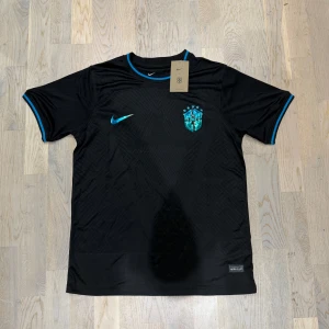 Brasilien fotbollströja - Säljer denna riktigt feta och limiterade Brasilien fotbollströja. Storlek M. Normal i storleken. Snabb affär föredras