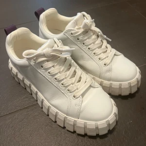 Odessa leather white  - Säljer mina Odessa leather white från eytys. Mycket fint skick, har använt dom 2-3 gånger. Storlek 40😄