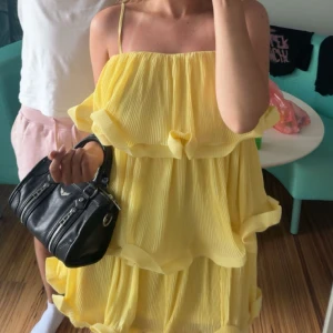 Gul volangklänning med tunna axelband - Virala klänningen från NA-KD! Supersöt gul klänning som är perfekt nu för sommaren. Klänningen är endast testad därav aldrig använd. Storlek M, passar mig som är 167 och har normalt storlek S. 🌼🌻