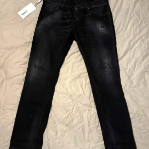 Svarta jeans från Dondup - Snygga svarta jeans från Dondup med diskreta slitningar och tvättade detaljer. Size 38 men sitter mindre, be om mer bilder om det behövs! Tags finns kvar.
