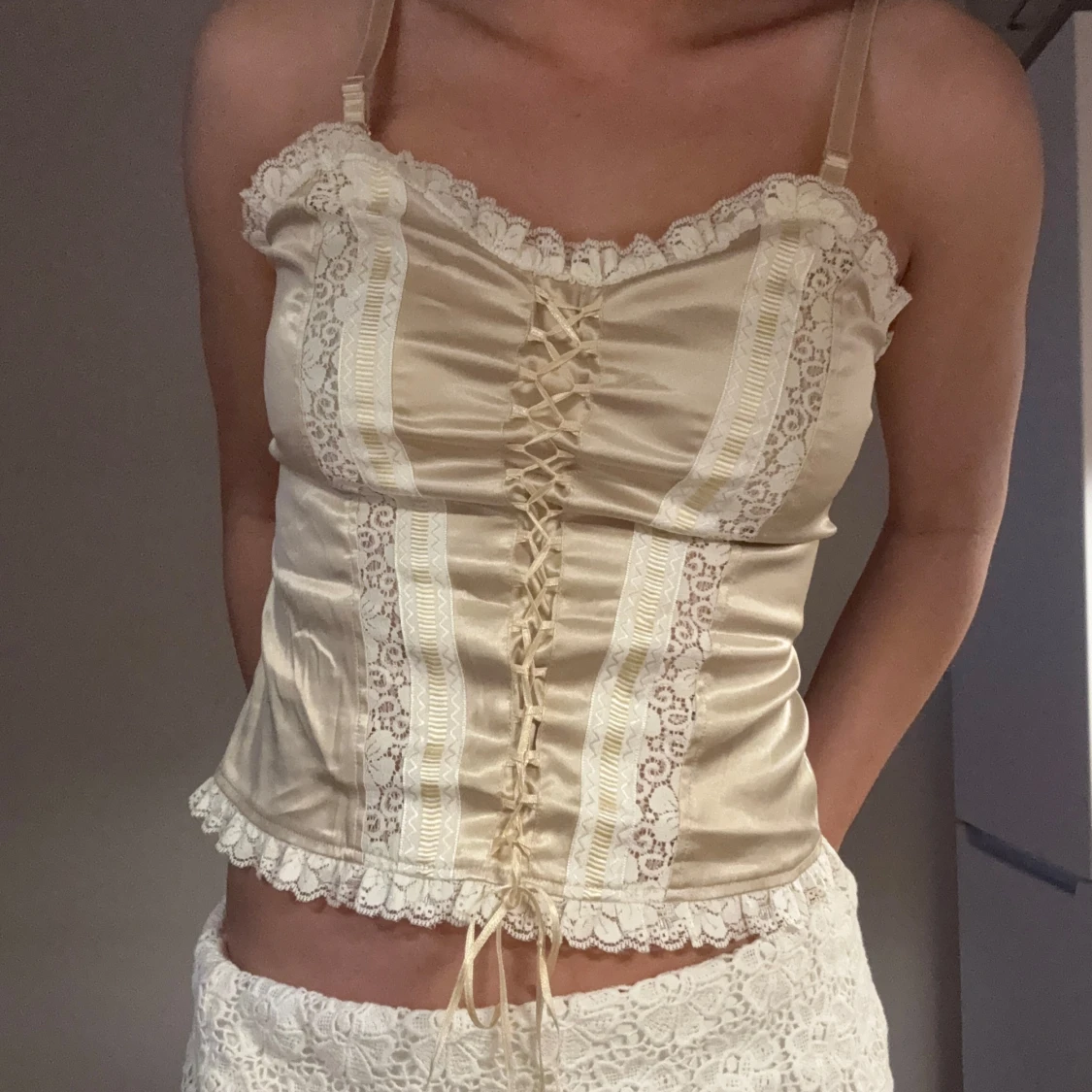 Champagnefärgad korsett med spets