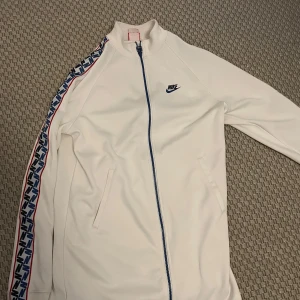 Nike Tröja - Väldigt snygg Nike zip tröja i storlek S. Endast använd ett få antal gånger. Skick 10/10. Nypris 1299kr. Mitt pris 750kr