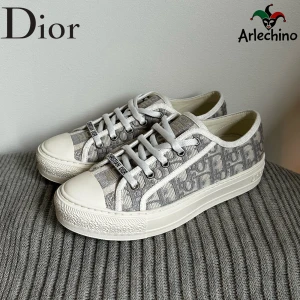 Gråa Walk’N’Dior skor - Riktig snygga dior skor i modellen walk’n’dior | nypris ca 10 000 vid snabb affär 3699!! | skick 10/10 | kvitto finns