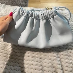 Snygg clutch väska  - Jätte fin clutch väska, helt ny 