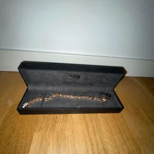 18k guldplaterad med diamanter armband från Kejsar - Snyggt 18k guld armband från Kejsar med chunky kedjelänkar och ett lås dekorerat med diamanter. Armbandet har en exklusiv känsla och kommer i original ask. Perfekt accessoar för att lyfta din stil.