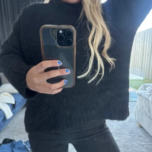 Svart stickad ull tröja - Svart stickad ull tröja med fint material storlek 36