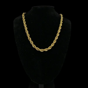 Cordell Halsband - 8mm Guld  - Information:  Material: 316L kirurgiskt rostfritt stål med hållbar guldplätering av äkta 18K guld Design: Klassiskt Cordell halsband Lås: Säker och elegant låsmekanism. Våra Cordell-halsband är tillverkade av högkvalitativt 316L kirurgiskt rostfritt stål, vilket ger en enastående hållbarhet och motståndskraft mot svett, dusch och bad. Halsbandet är pläterat i Äkta 18K guld, vilket garanterar en långvarig och strålande guldglans. Designat för att vara allergisäkert