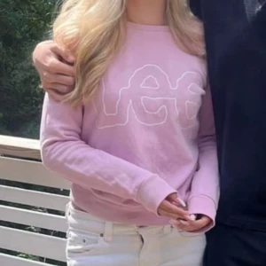 Ljusrosa sweatshirt från Lee - Säljer en ljusrosa sweatshirt från Lee med vit tryckt logga framtill. Tröjan har rund halsringning och långa ärmar, perfekt för en chill och avslappnad stil. Tillverkad i mjuk bomull som känns skön mot huden. Tröjan är endast använd i den här bilden och har ingen synlig användning alls