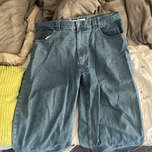 Blå loose fit jeans från polar  -  Säljer Ett par big Boy jeans från polar storlek xl Är uppsydda ungefär 5 cm så att lite kortare kan ha dem bara att man behöver använda bälte. Jag har använt dem i ungefär 1 månad så det är helt okej skick. Jag köpte dem December och sedan slutar jag använda dem. Köpte de för 1,2 tusen