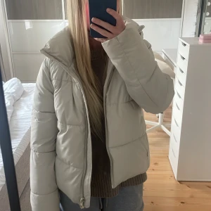 Vinter jacka  - Fin beige vinter jacka i bra skick🤍