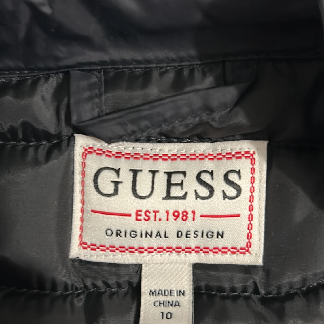 Svart dunväst från Guess - 1