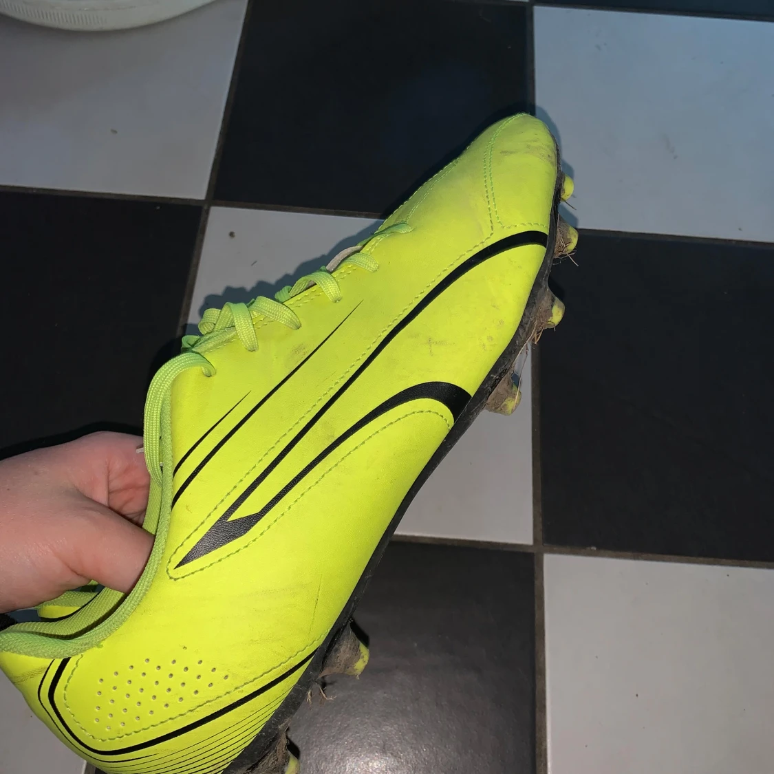 Neongula fotbollsskor från Puma - 2