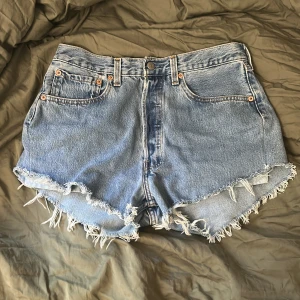 Snygga Levis shorts  - Säljer dessa snygga Levis shorts då de är förstora. Är lite orsaker på storlek men skulle gissa på s/m. Skriv om ni har några funderingar ❣️