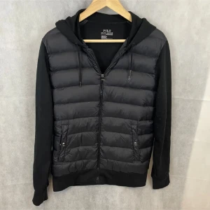 Ralph Lauren cardigan  - Fint skick utöver några skavanker. Dragkedjan har fastnat och rispat upp tyget på insidan. Går att fixa om man har ork. Modellen på bilden är 185 och bär storlek S