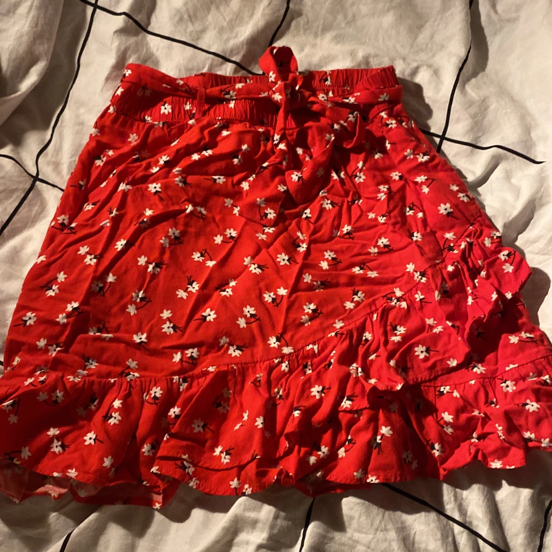 Röd blommig volangkjol med knyt