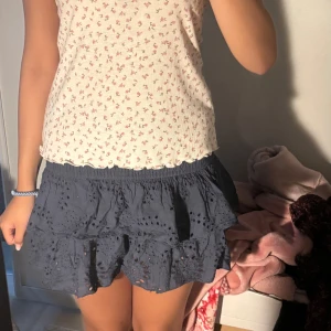 meet me there kjol - säljer denna kjolen från meet me there som är storleken xxs/xs men passar även större för brukar själv ha s/m❤️ super fin skick
