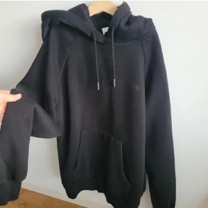 Svart oversized ICIW Hoodie - Svart hoodie från ICIW i storlek S, men oversized så passar mer som en M och även L. Jag brukar ha mellan XS och M och den passar med mycket utrymme. Ganska lång också, med luva och ficka, väldigt mjuk. Använd ca 2 gånger, köpt för 699.