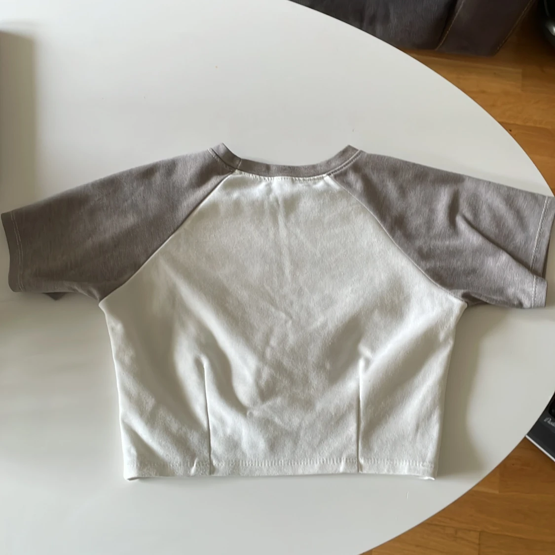 Vit och grå croppad t-shirt LA-print - 1