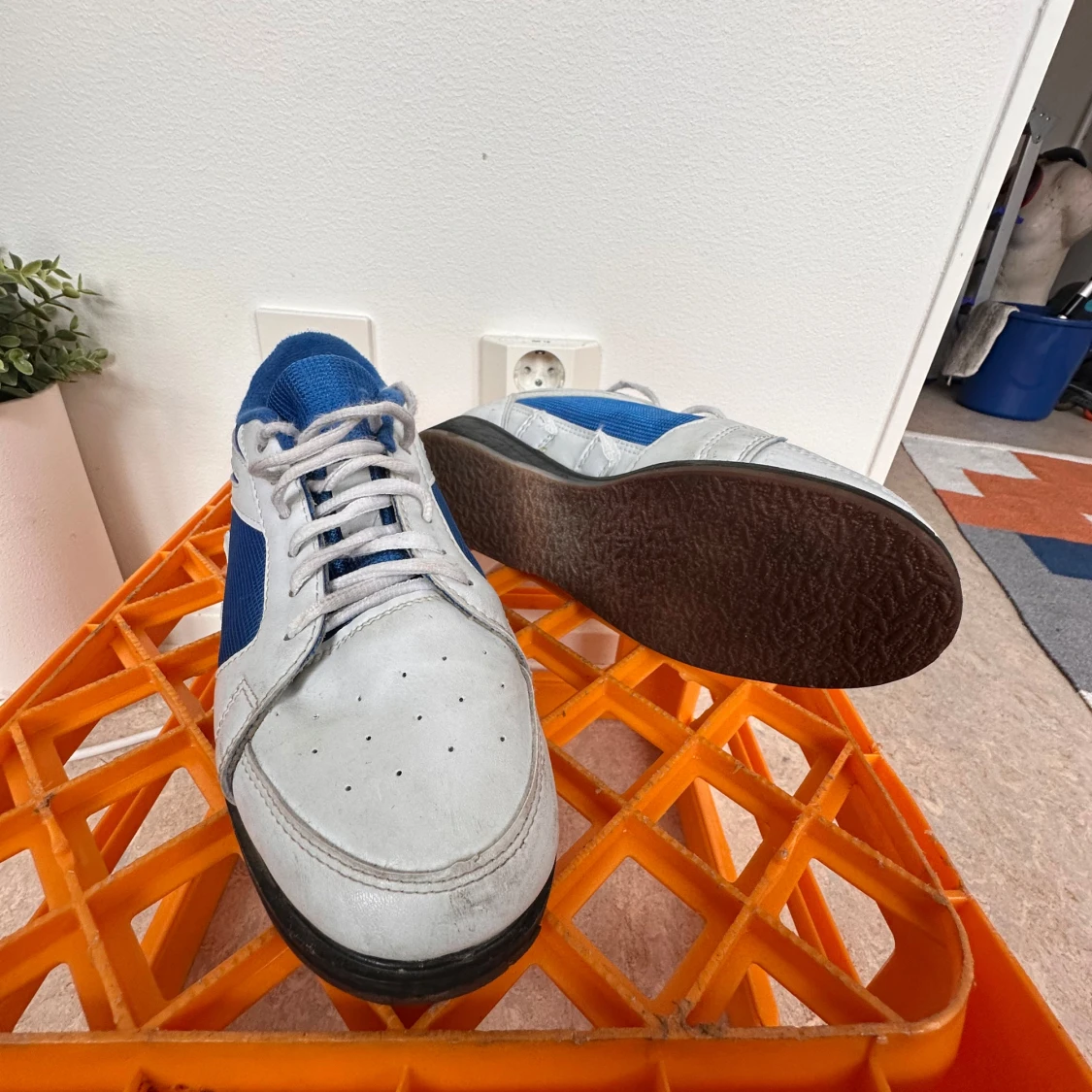Vita och blåa vintage sneakers - 2