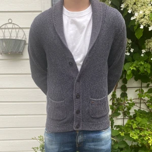 Stickad cardigan  - En riktigt fet cardigan, perfekt till sommarkvällar🌄 | Jag på bilden är 185, rekommenderar dock till en aning mindre personer. | Hör av dig vid fler frågor!🌤️