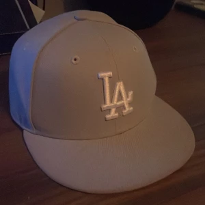 Grå LA-keps New - En grå keps från new era storleken är 57,7 cm använd ungefär en gång när jag testa den så den är inprincip ny köpte den för 600 så priset e oxå garanterat värt de för dom som tänkt och köpa en helt ny