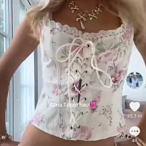 Slutsåld vit korsettopp från Gina Tricot - Superfin korsettopp från Gina Tricot. Toppen har snörning framtill, spetskant vid urringningen och är ärmlös. Perfekt för att skapa en romantisk och trendig look till sommaren. Helt ny topp med prislappen kvar. Väldigt eftertraktad och slutsåld ! 💞