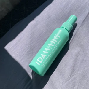 IDAWARG Texturizing Salt Water Spray - Texturizing Salt Water Spray från IDAWARG på 150 ml. Sprayen är vegansk och har en definierande formula som ger håret textur och volym. Enkel att använda med smidig sprayfunktion. Perfekt för att skapa beach waves och en rufsig look.