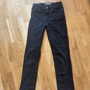 Jeans - straight lågmidjade jeans 🤩för små för mig så därav inga bilder med dem på, säljer av!