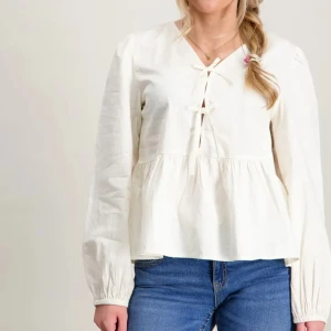 Vit blus - Jättefin och enkel vit blus, den är helt ny och aldrig andvänd!!💗 Gina Young men passar storlek xs/s.