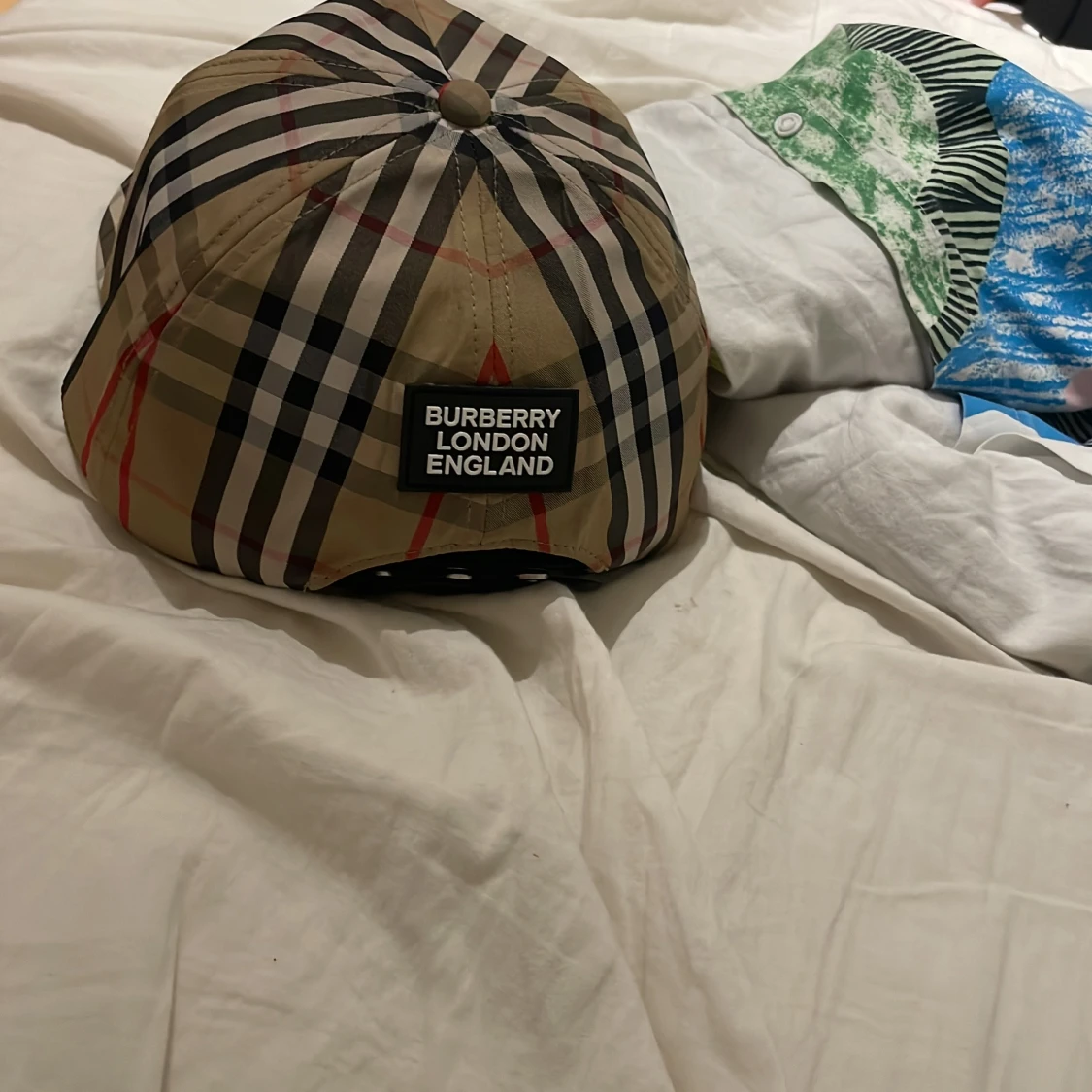 Rutig keps från Burberry i beige - 2