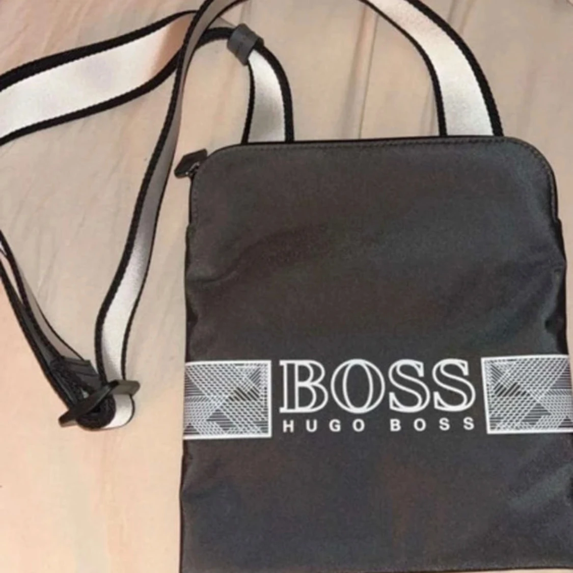Svart axelväska från Hugo Boss - 1