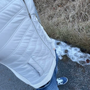Reiss Cardigan - En snygg Grå cardigan från Reiss som inte använts så mycket. Önskar fler bilder är det bara att skicka ett dm! Nypris runt 3000 kr mitt pris:900kr