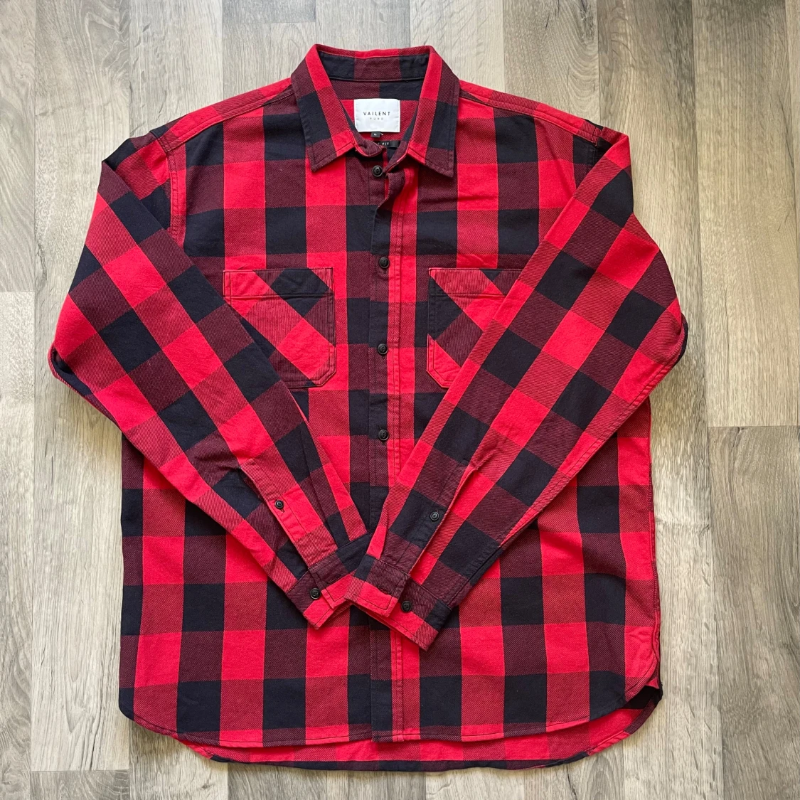 Vailent röd och svart rutig skjorta
