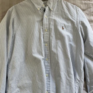 Blåvit randig Ralph Lauren skjorta  - Blåvit randig Ralph Lauren skjorta i strl M, mycket bra skick. 