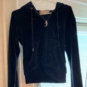 Mörkblå velour hoodie Juicy Couture XS - Mörkblå hoodie från Juicy Couture i mjuk velour med dragkedja och huva. Klassisk J-dragkedja, fickor framtill och broderad logga på bröstet. Perfekt för en chill och trendig look. Jag mötts bara up och tar bara kontant!!