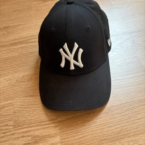 Svart New Era Keps - Säljer dessa då de inte längre används. Pris går att diskuteras.