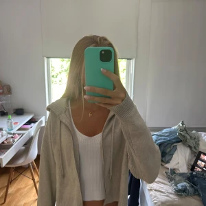 Beige stickad cardigan jacka med huva - Mysig beige stickad cardigan jacka med huva och dragkedja där framme! Skit skön älskar❤️