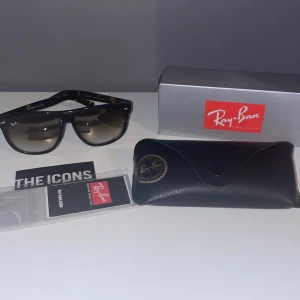  Ray-Ban boyfriend  - Klassiska svarta Ray-Ban boyfriend solglasögon med mörka tonade glas och diskret logga på skalmen. Snygg och tidlös modell som passar till allt. Kommer med originalfodral, box och tillbehör.