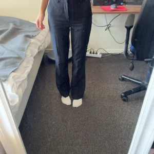 Svarta kostymbyxor med hög midja - Säljer ett par svarta kostymbyxor med hög midja och raka ben. Använda men inget som syns. Från bikbok storlek 34🌸