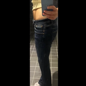 Lågmidjade jeans - Snygga mörkblå jeans från LTB, modellen VALERIE bootcut med låg midja, storlek 24/32, de är även uppsprättade längst ned